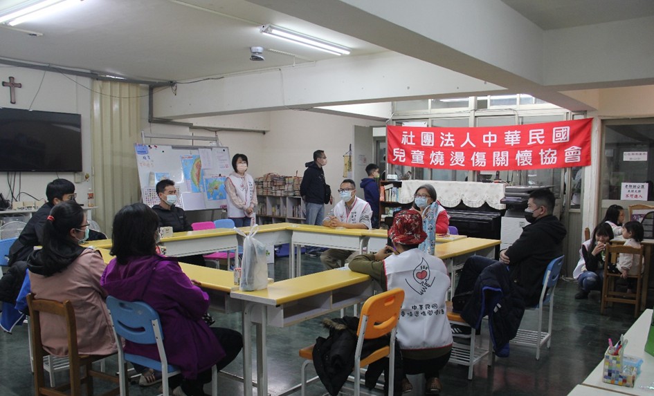 兒 童 燒 燙 傷 家 庭 座 談 會 , 現 場 家 長 相 互 交 流 照 顧 燒 燙 傷 孩 子 的 經 驗 , 以 及 專 業 燒 燙 傷 復 健 科 醫 師 Q A 。 圖 . 中 華 民 國 兒 童 燒 燙 傷 關 懷 協 會