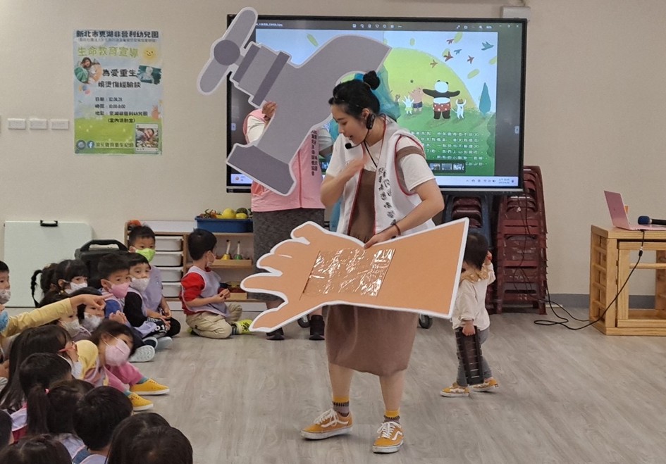 燒 燙 傷 知 識 校 園 巡 迴 宣 導 , 用 繪 本 帶 入 主 題 , 引 發 孩 子 興 趣 , 進 而 記 住 燙 傷 處 理 五 步 驟 。 圖 . 中 華 民 國 兒 童 燒 燙 傷 關 懷 協 會