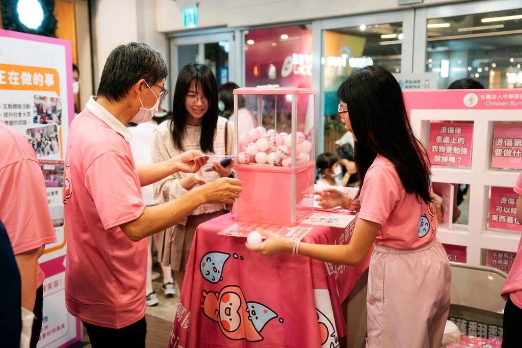 親子家庭熱情參與暑期燒燙傷安全教育系列活動,透過故事與互動體驗,一起學習生活中的...