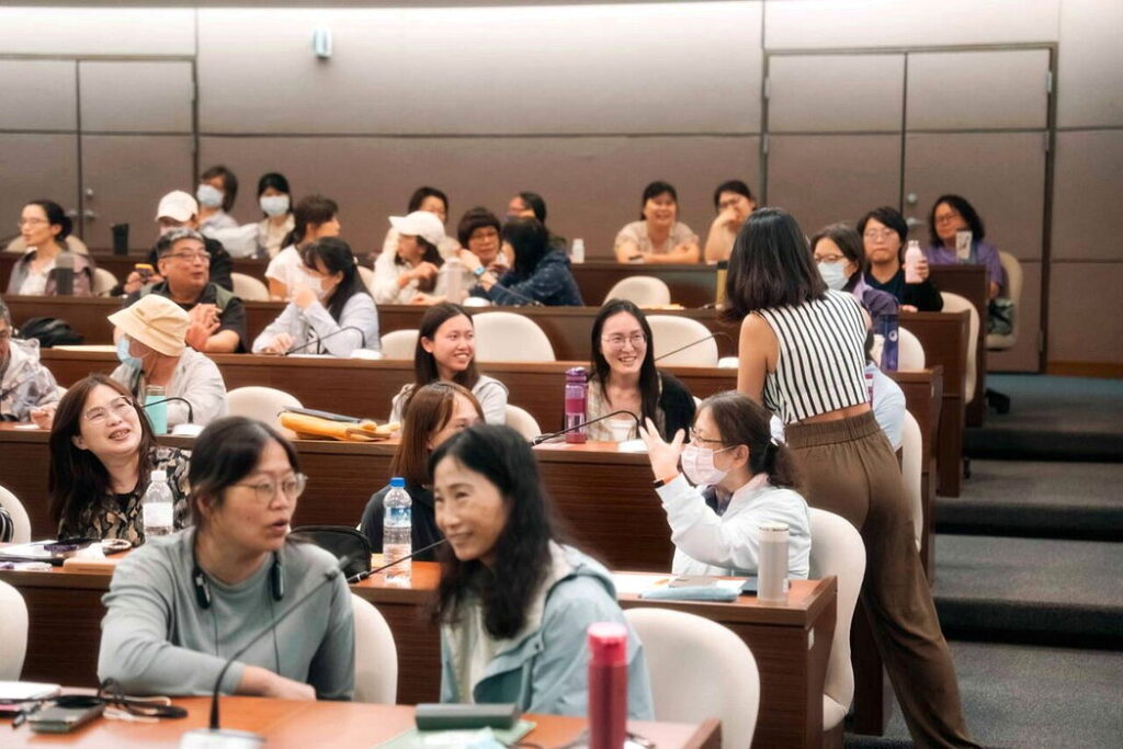 志工學員將透過繪本敘事與互動體驗,學習如何向兒童傳遞燒燙傷預防觀念。 主辦單位/...